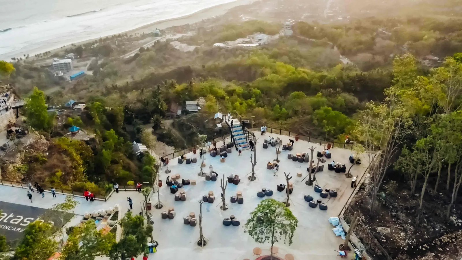 Pemandangan garis Pantai Parangtritis dari dek tebing Obelix Sea View