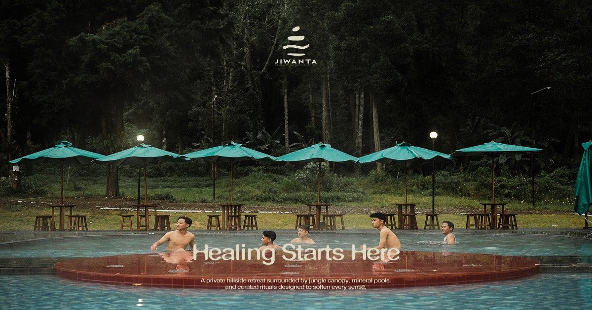 Kolam air hangat di Jiwanta Thermal Springs Sanctuary dengan suasana alami.