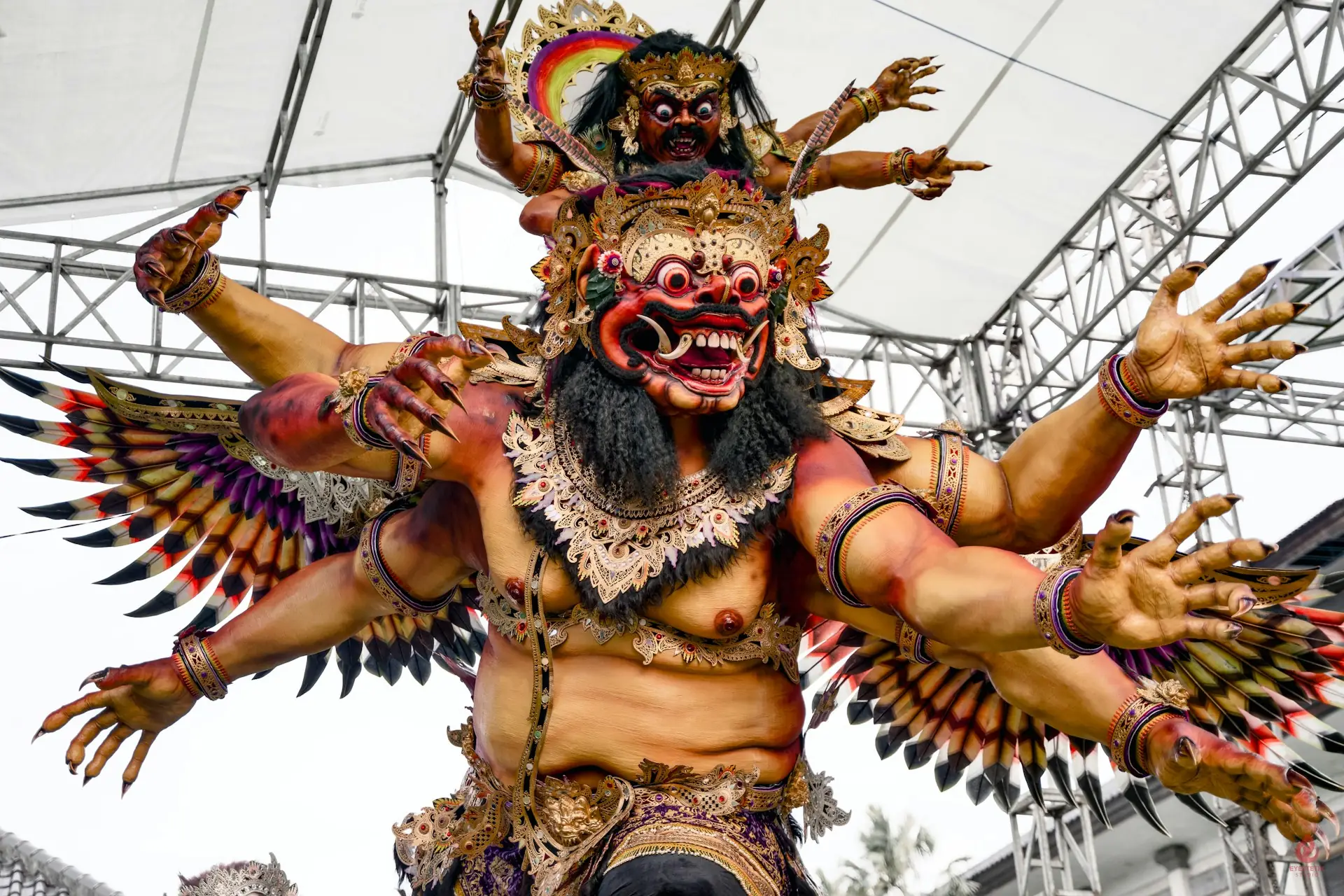 Ogoh-ogoh raksasa bertangan banyak dengan sayap dan wajah bertaring dipajang di Taman Puspem Badung, Bali, menjelang Nyepi