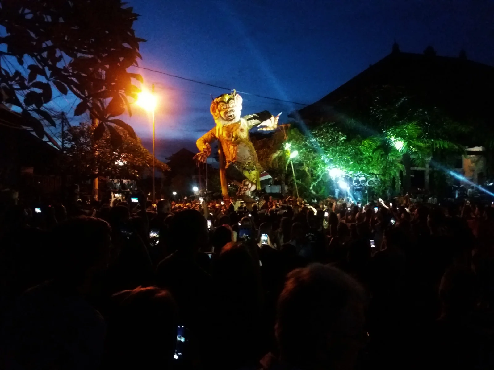 Ogoh-ogoh raksasa diarak saat pawai Pengrupukan menjelang Nyepi di Ubud, Bali
