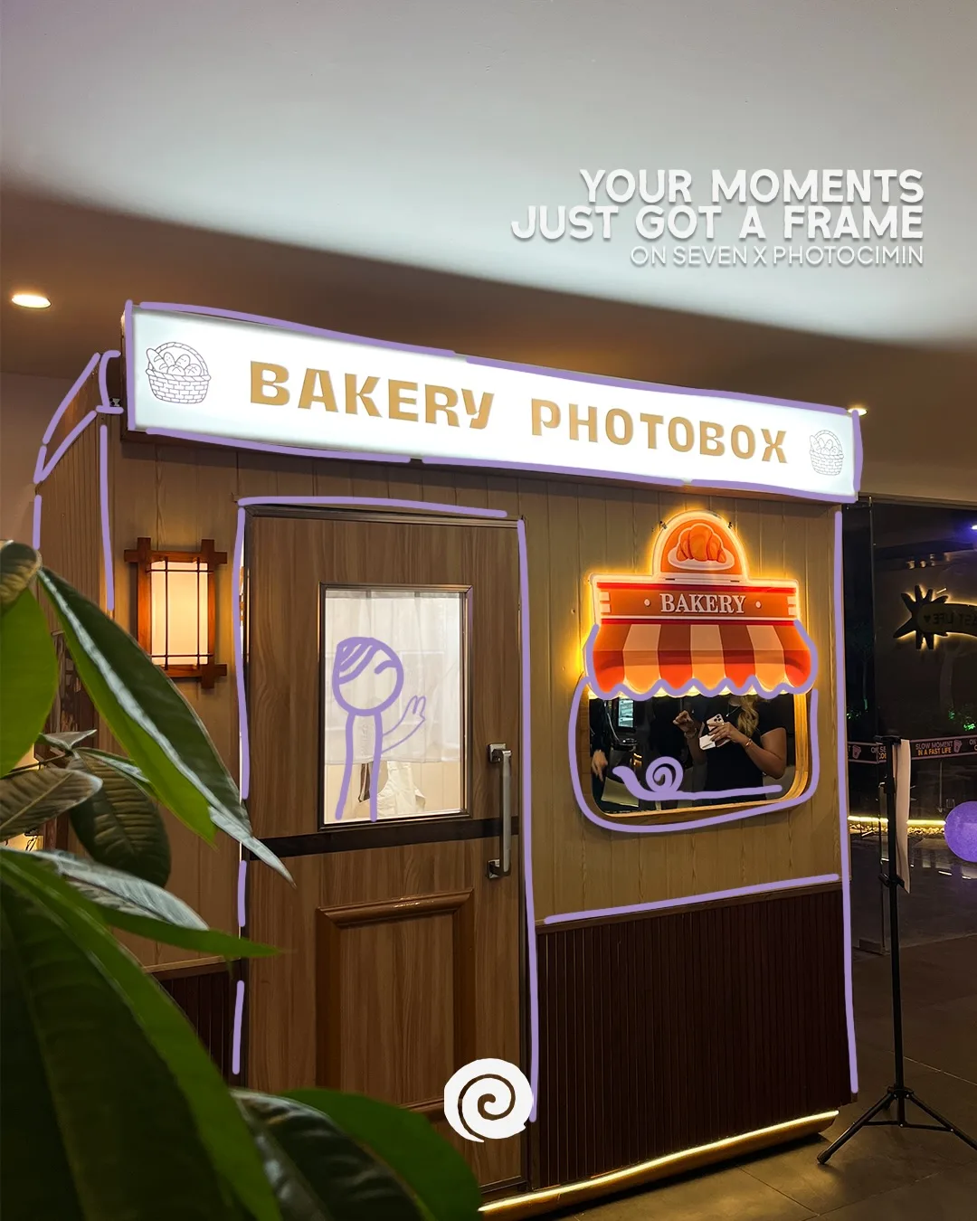Bilik foto bertuliskan Bakery Photobox di dalam ON Seven