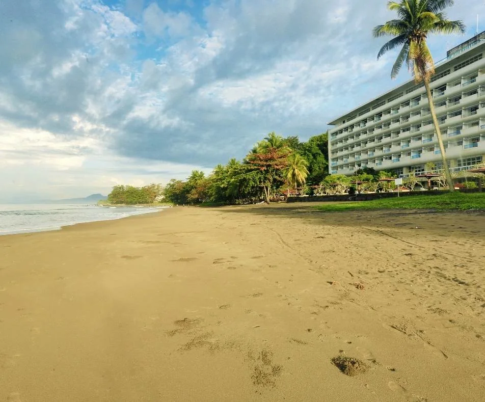 pantai berpasir di depan gedung Grand Inna Samudra Beach Palabuhanratu