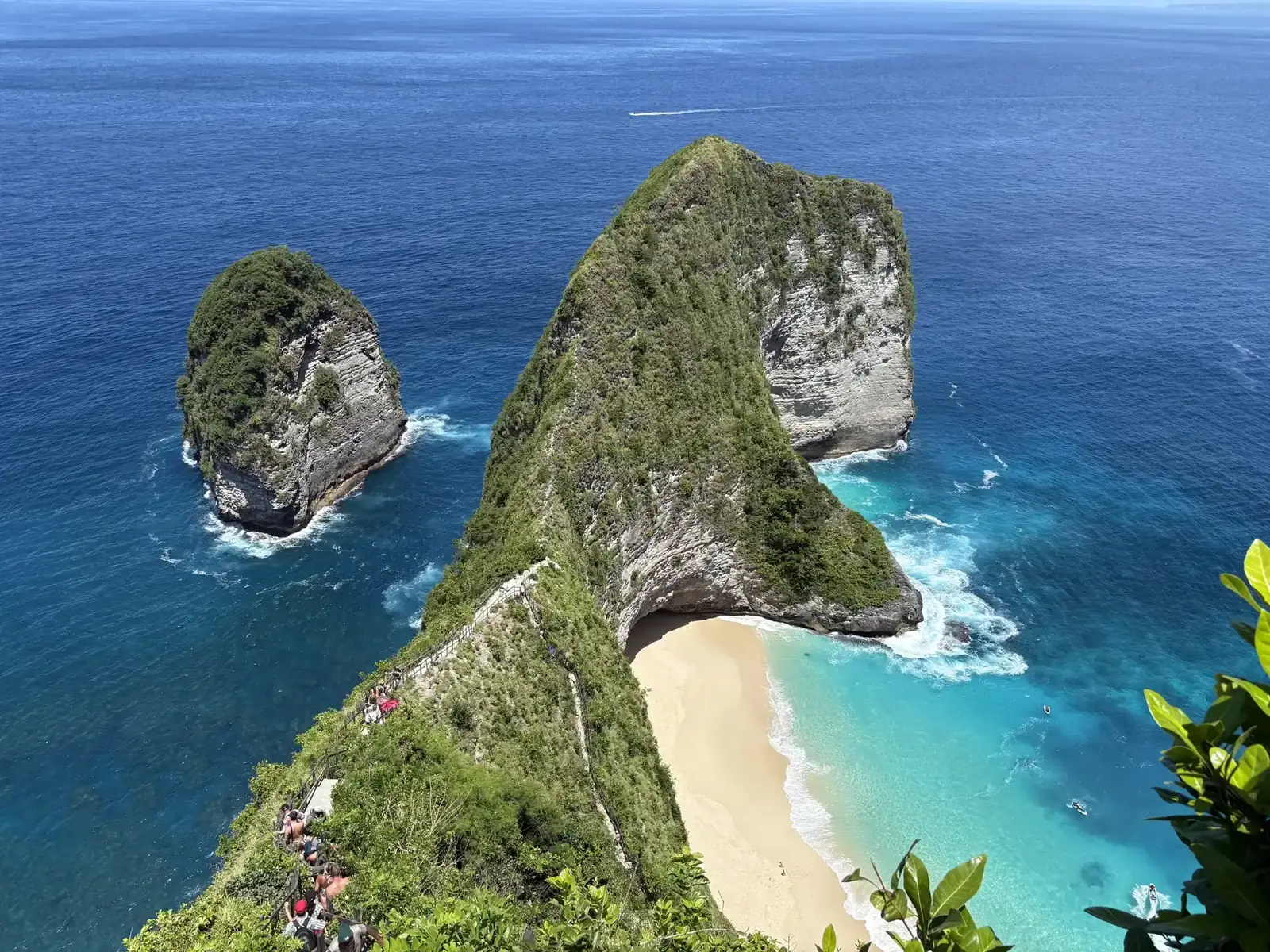 Tebing berbentuk kepala T-Rex dan pasir putih Pantai Kelingking, Nusa Penida, dilihat dari atas