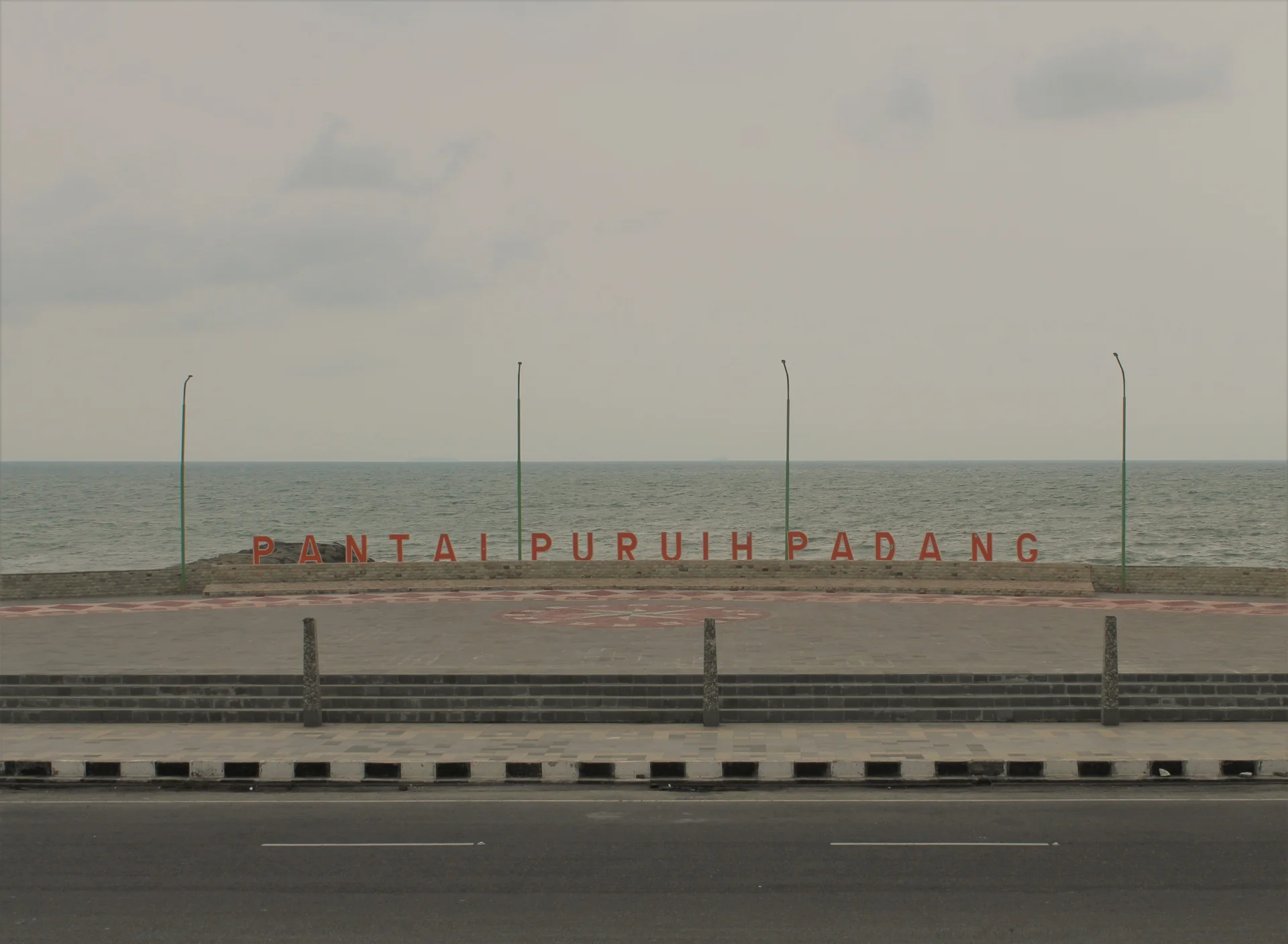 Tulisan Pantai Puruih Padang di tepi laut kawasan Purus, Kota Padang