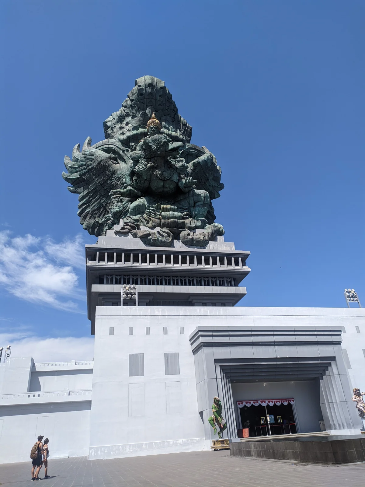 Patung Garuda Wisnu Kencana di atas gedung alas berwarna putih, GWK Cultural Park, Badung, Bali