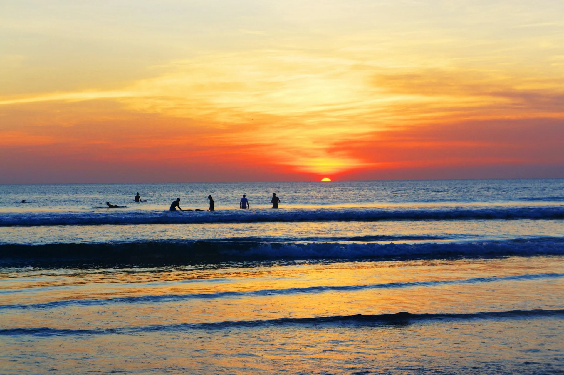 Pengunjung di Pantai Batu Belig Bali saat matahari terbenam