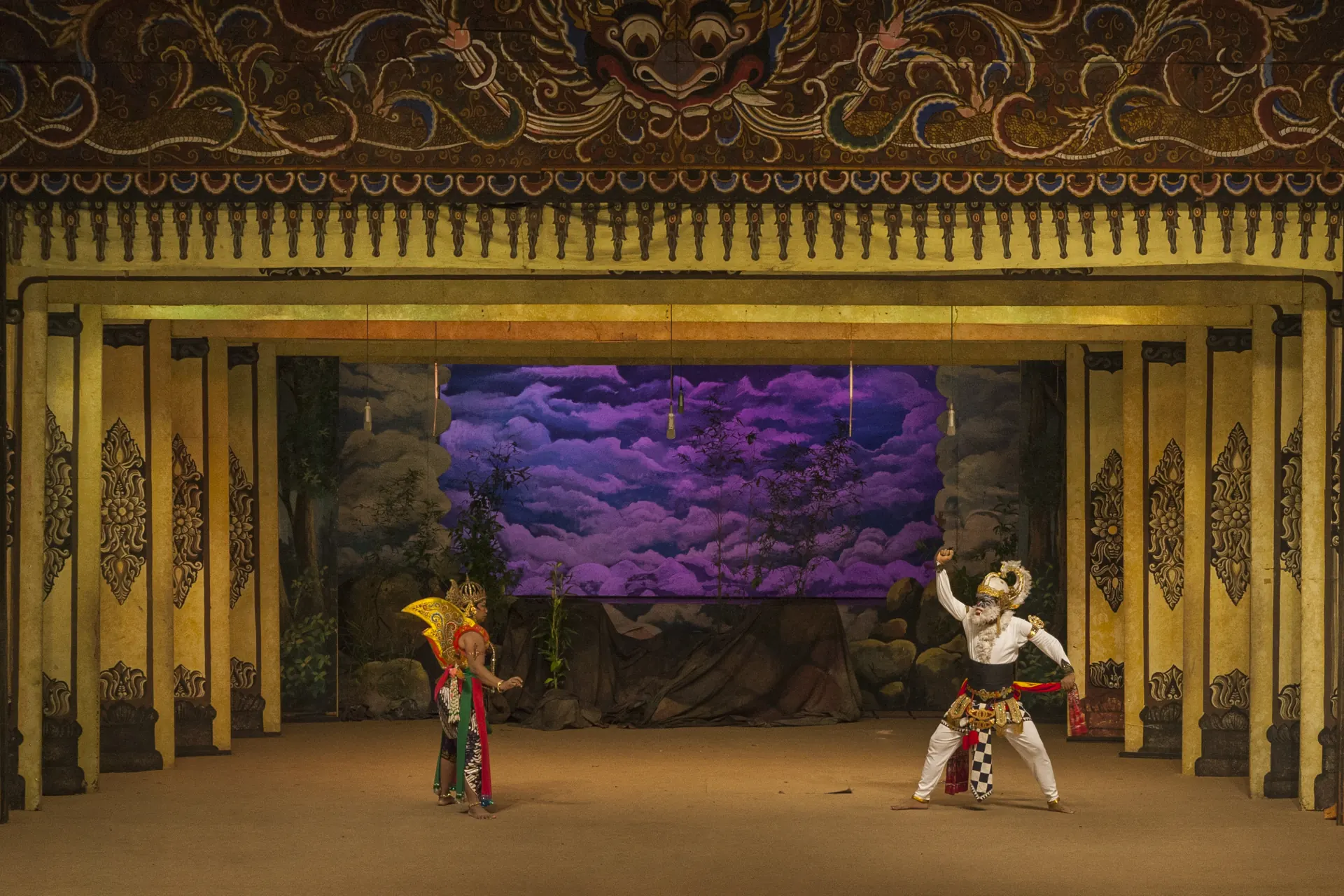 Dua penari wayang orang beradu peran di panggung Gedung Wayang Orang Sriwedari Solo