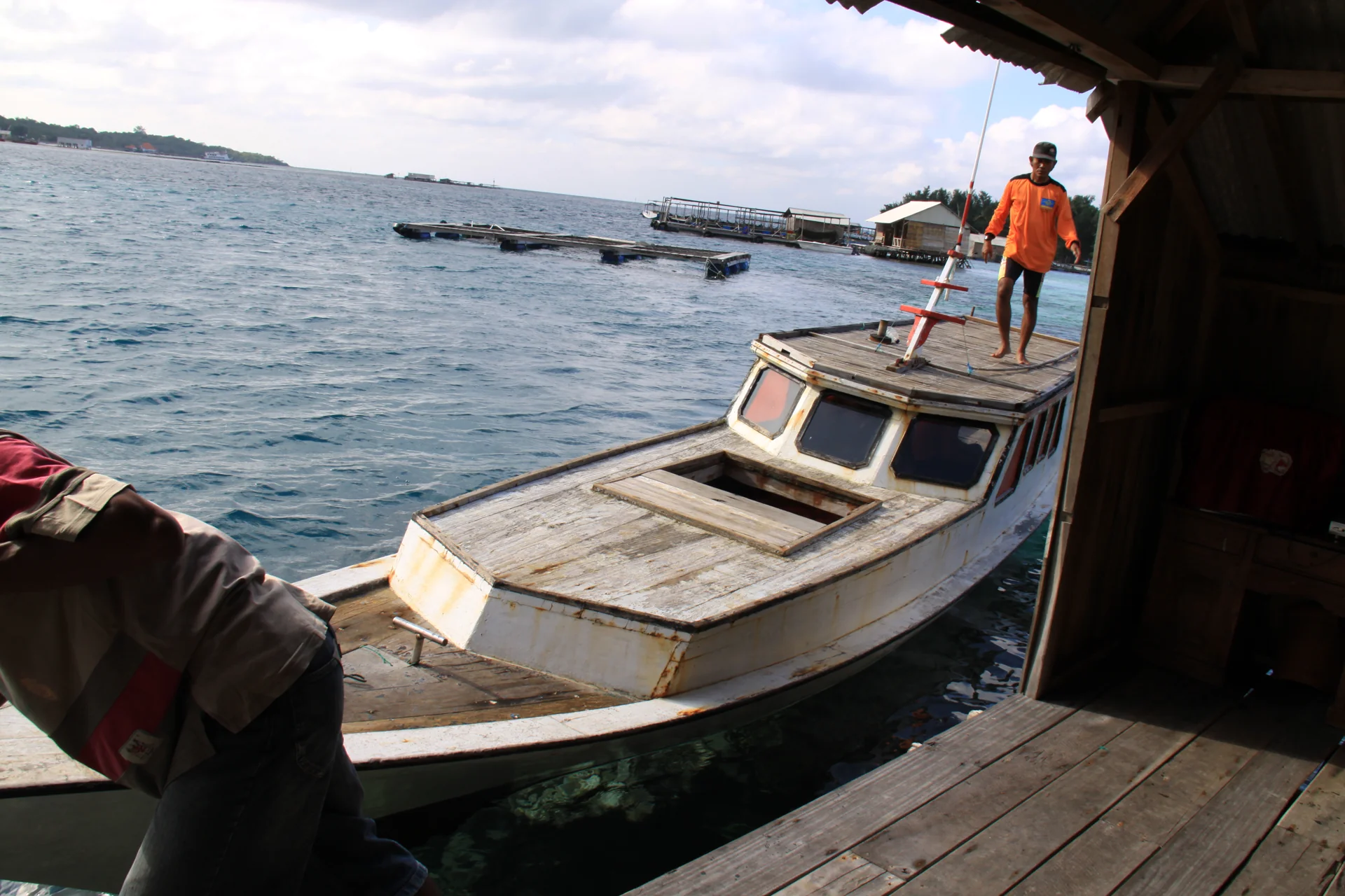 Perahu kayu bersandar di dermaga kayu perairan Karimunjawa