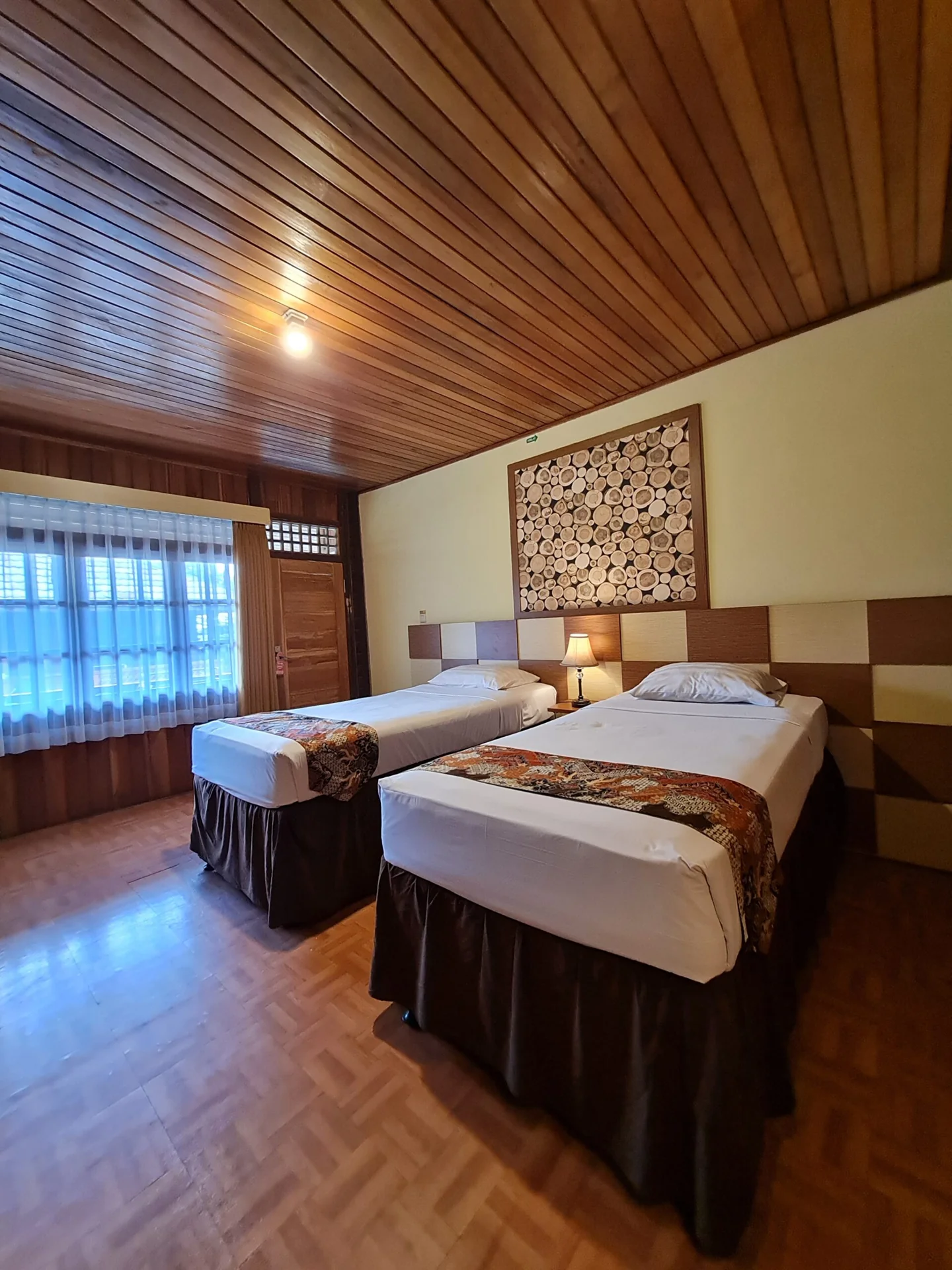 Kamar twin berplafon kayu di Hotel Pesona Bamboe Lembang
