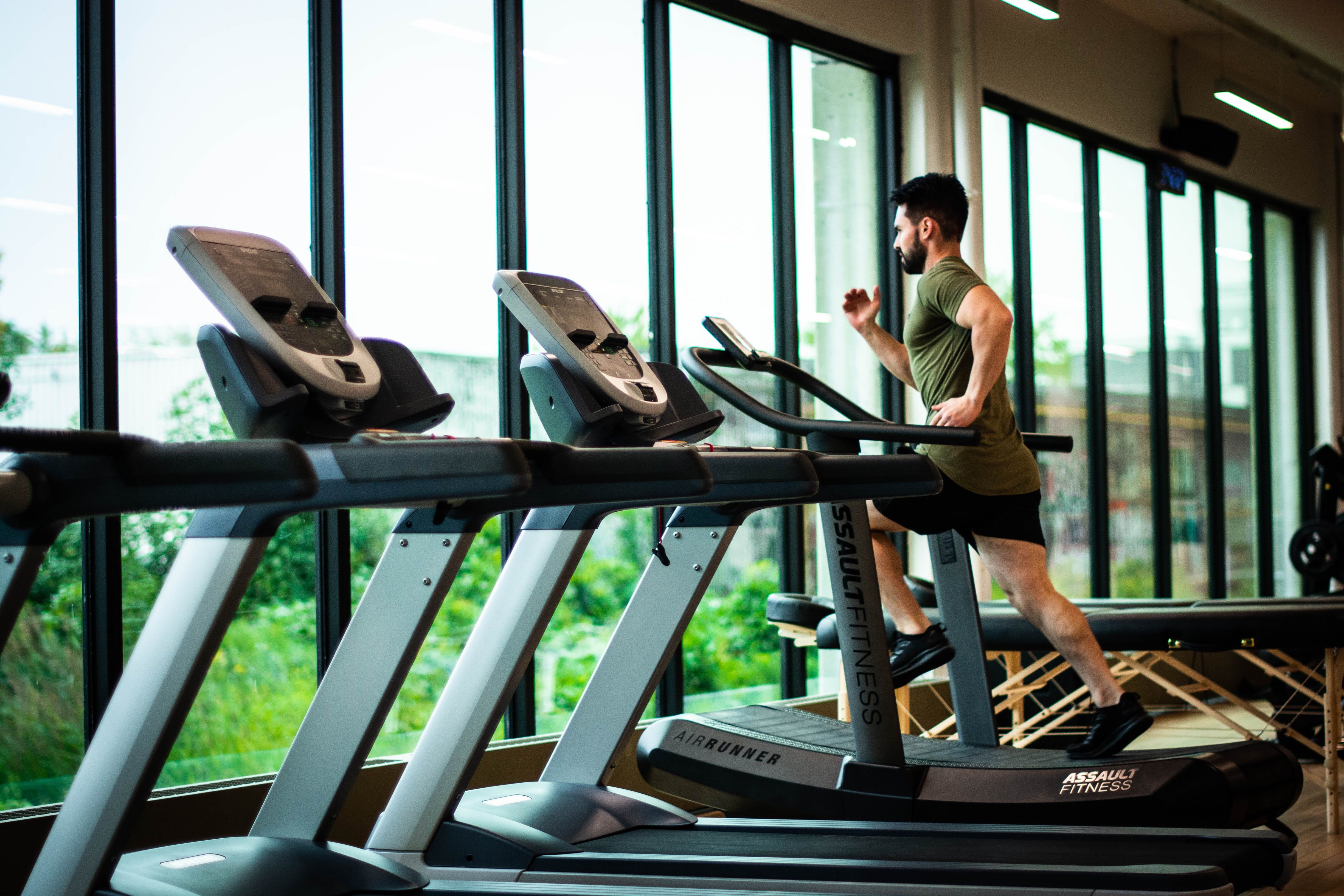 Fasilitas fitness center hotel untuk olahraga saat liburan di Bandung