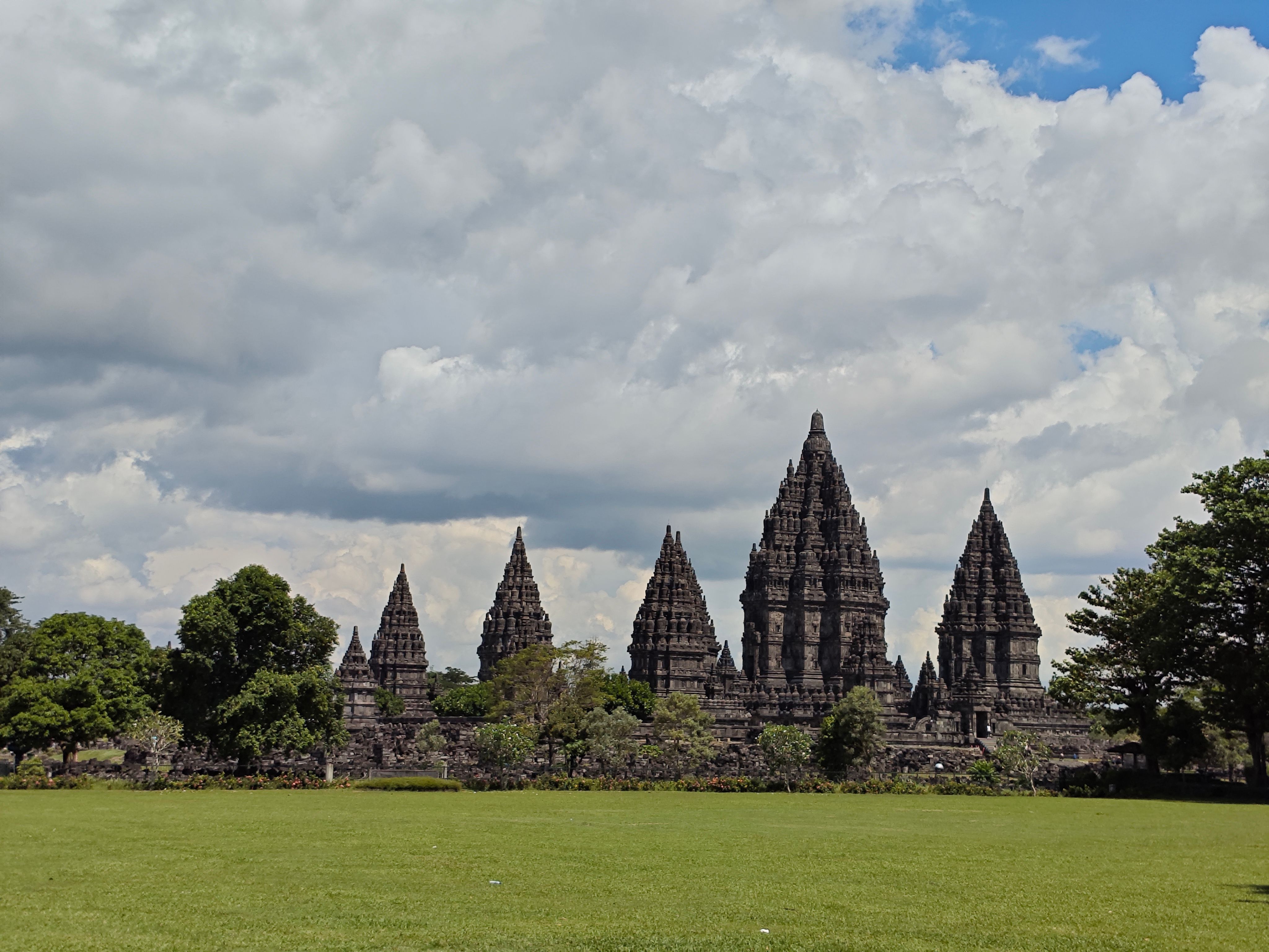 Pemandangan Candi Prambanan dari area taman