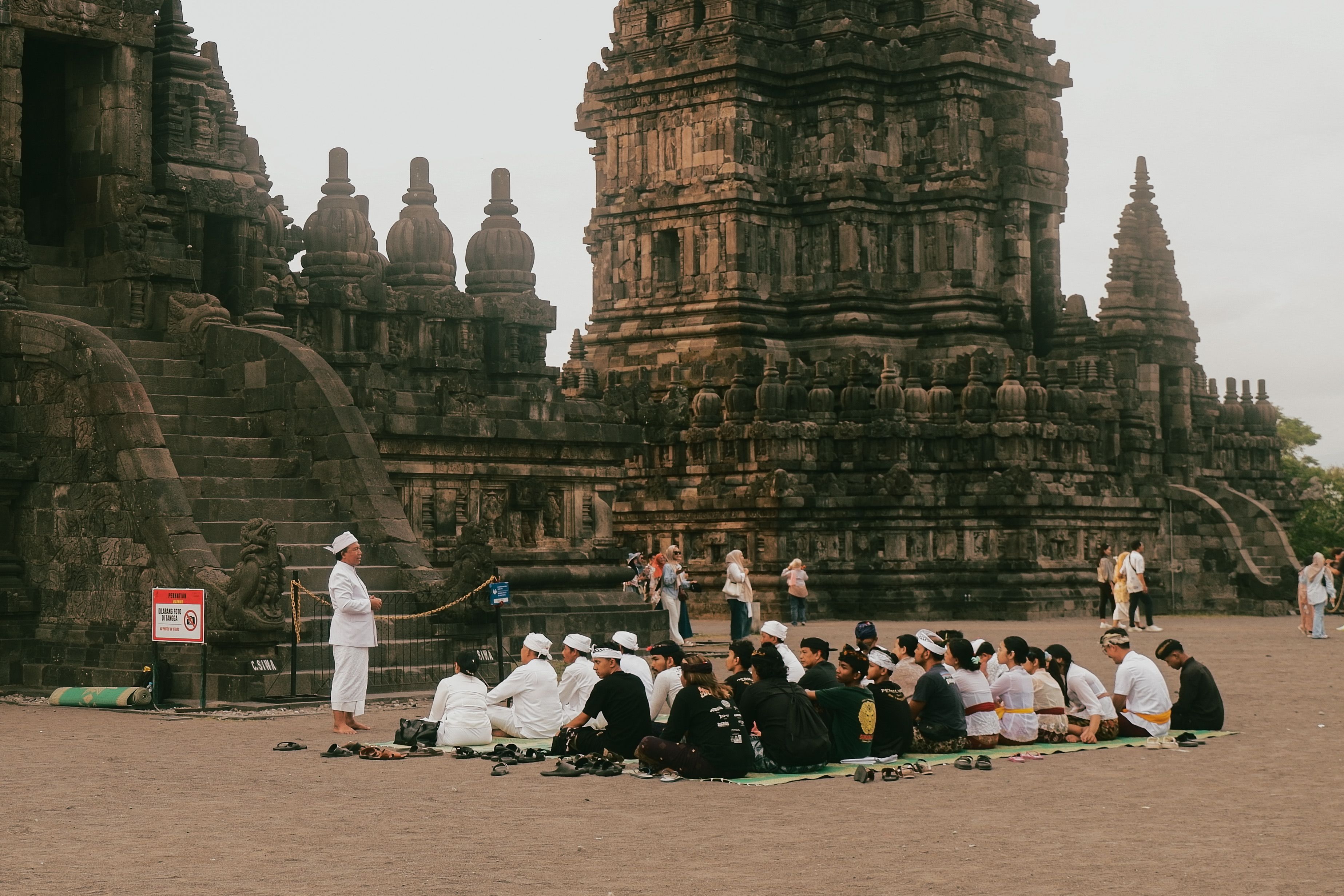 Area halaman Candi Prambanan untuk wisata sejarah dan budaya