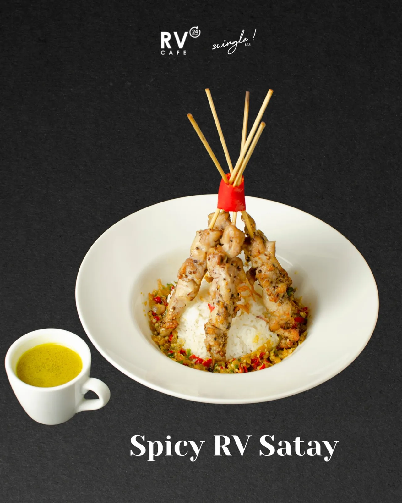 Sate pedas tersaji di piring putih dengan secangkir teh