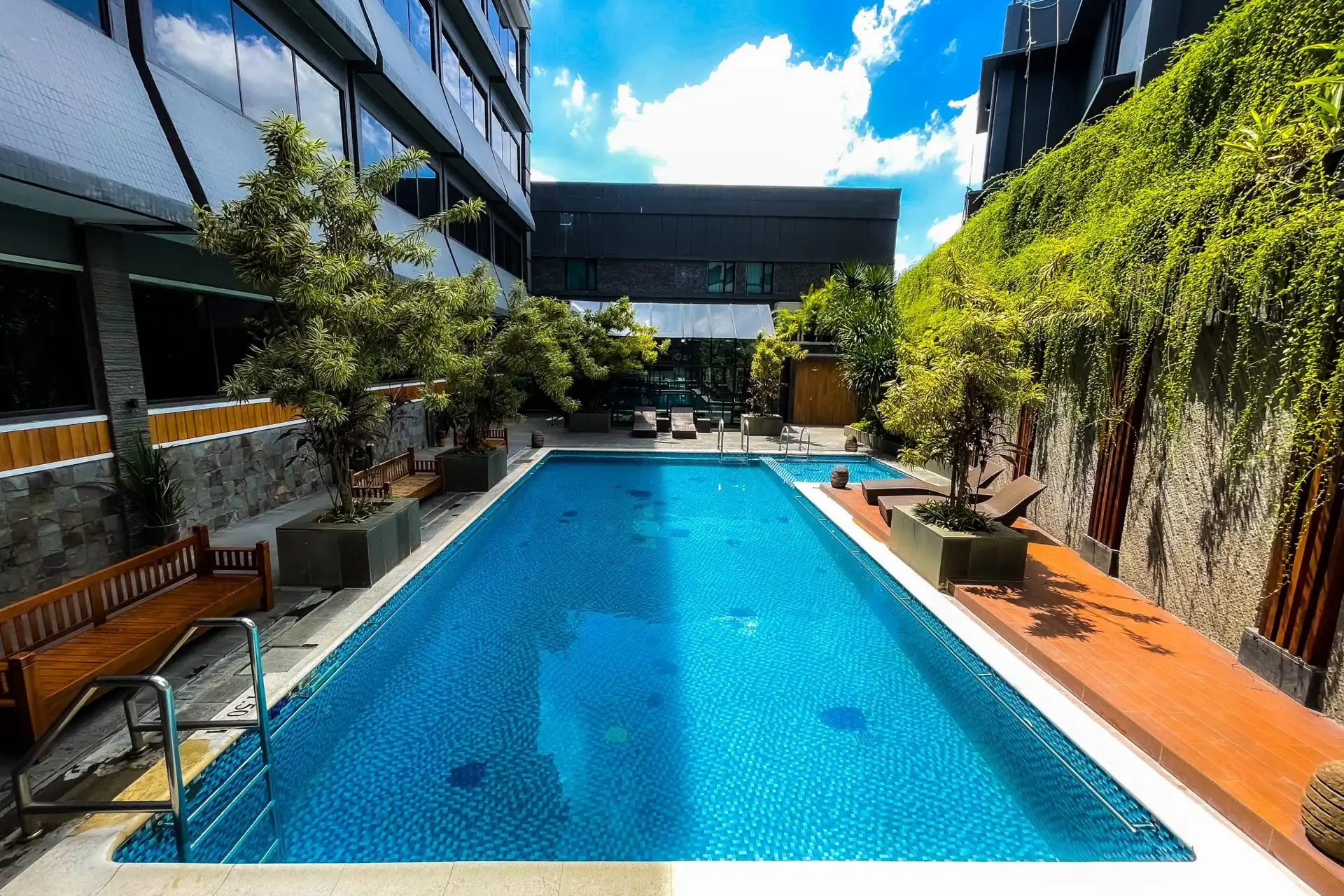 Kolam renang memanjang Santai Poolside Le Polonia Medan pada siang hari