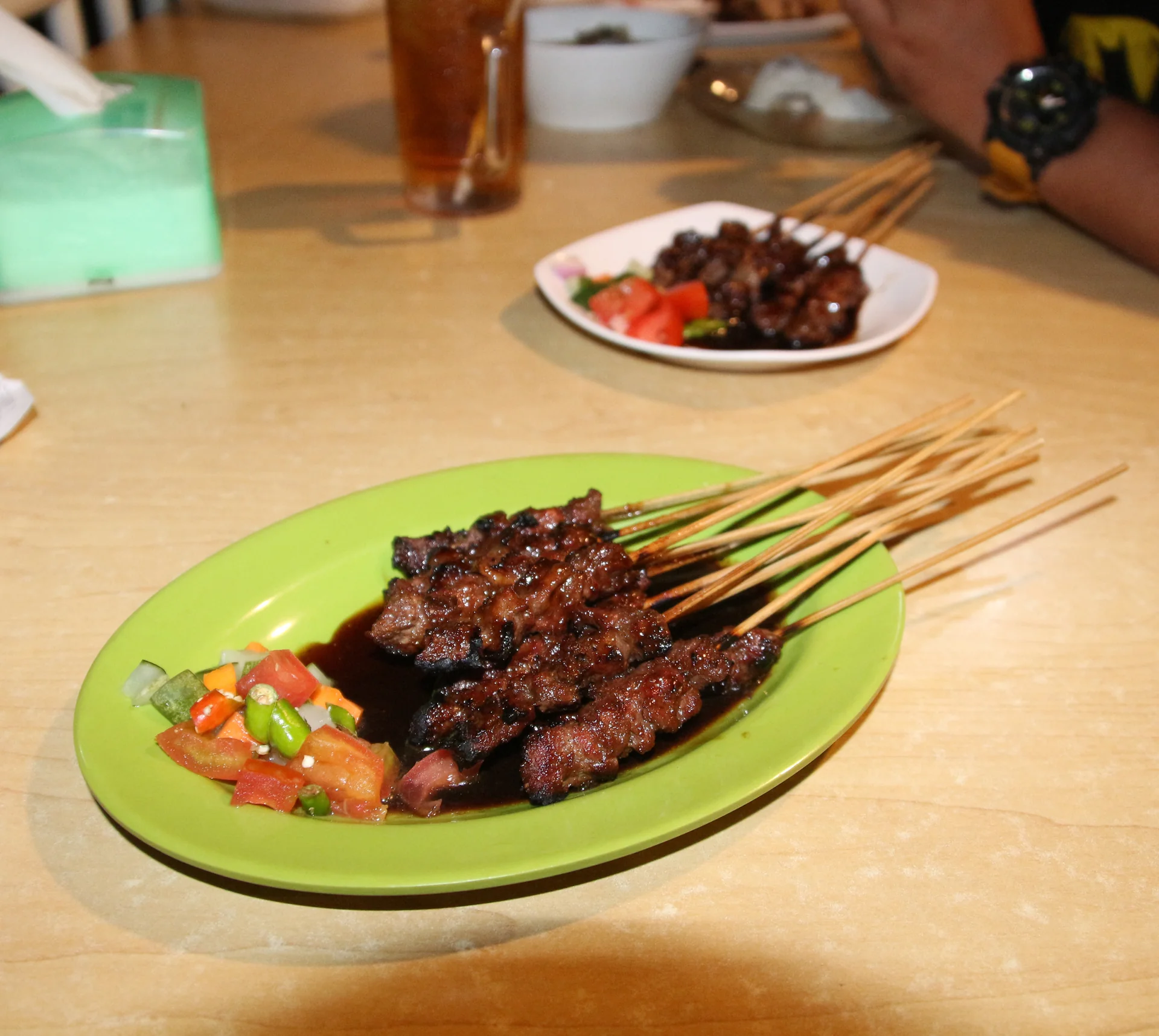 Piring sate maranggi sapi dengan acar khas Purwakarta
