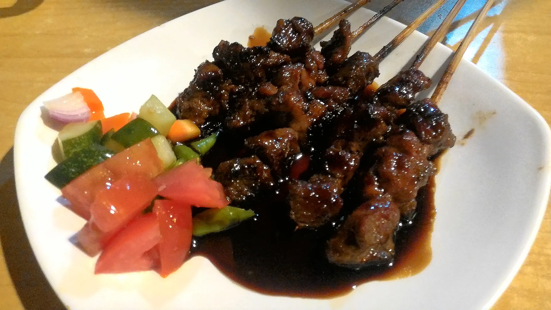 Tusukan sate maranggi sapi berbumbu kecap
