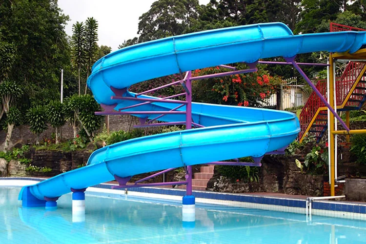 seluncuran spiral biru di kolam waterbom Selabintana Sukabumi