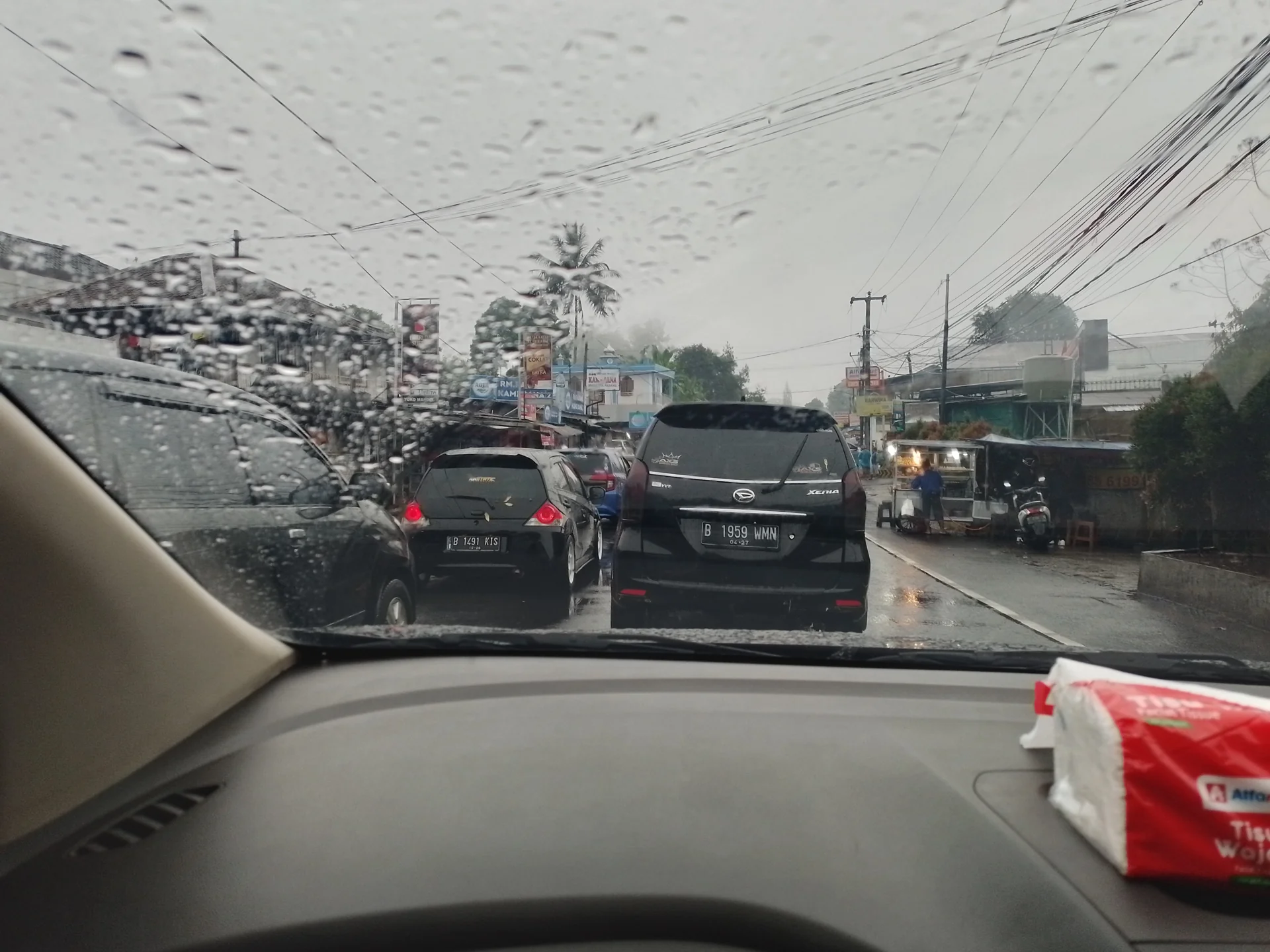 Antrean mobil di Jalan Raya Puncak saat hujan dan sistem satu arah