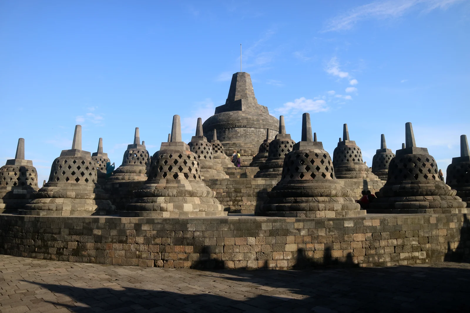 Deretan stupa berlubang berpola belah ketupat mengelilingi stupa induk di teras atas Candi Borobudur