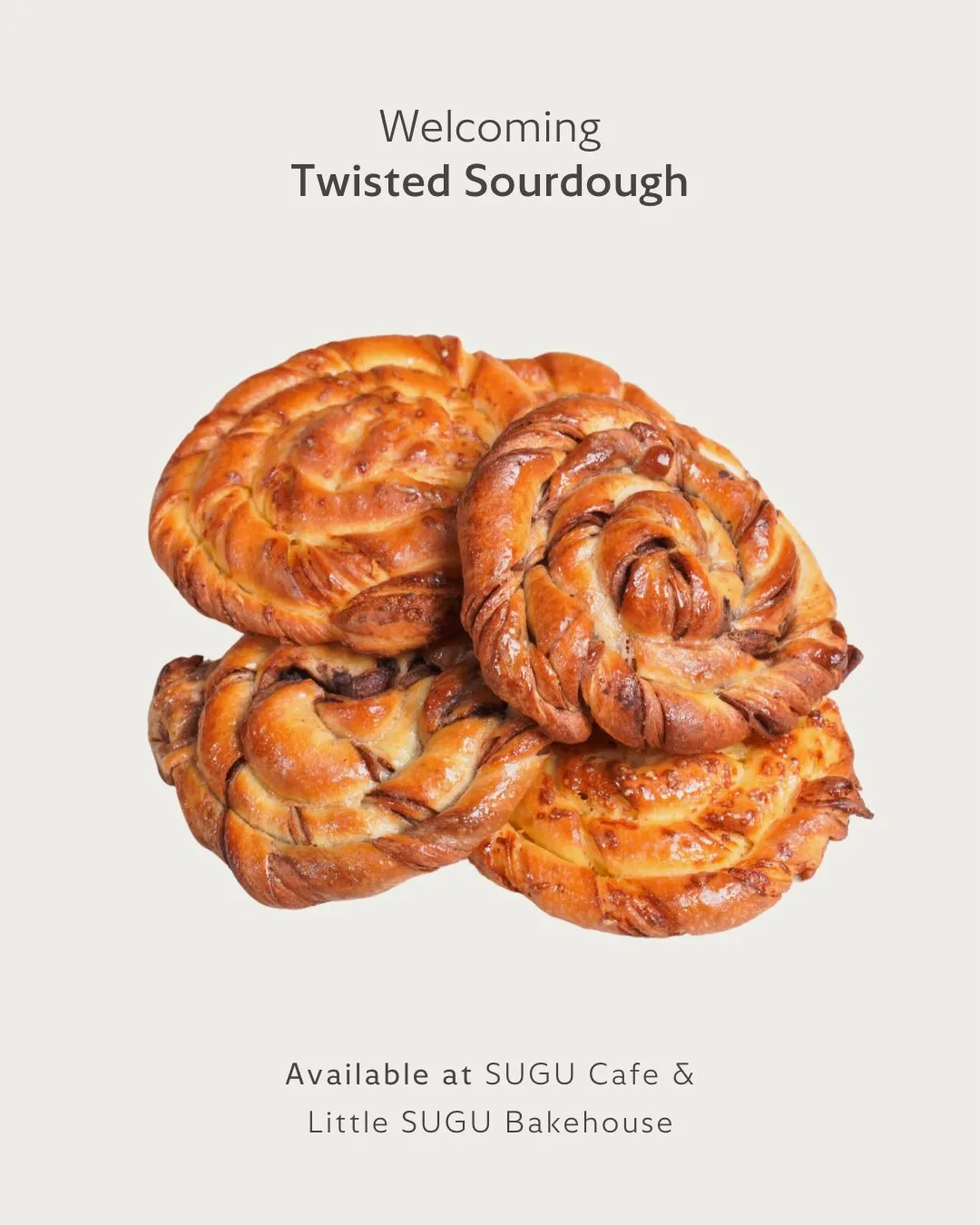 Tiga roti sourdough berbentuk pilin di latar putih