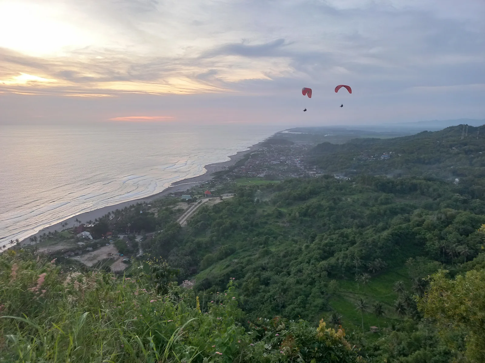 Matahari terbenam dilihat dari Bukit Paralayang Watugupit
