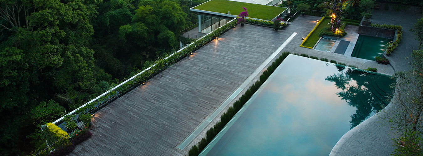 Kolam heated pool di Padma Hotel Bandung dengan suasana sejuk