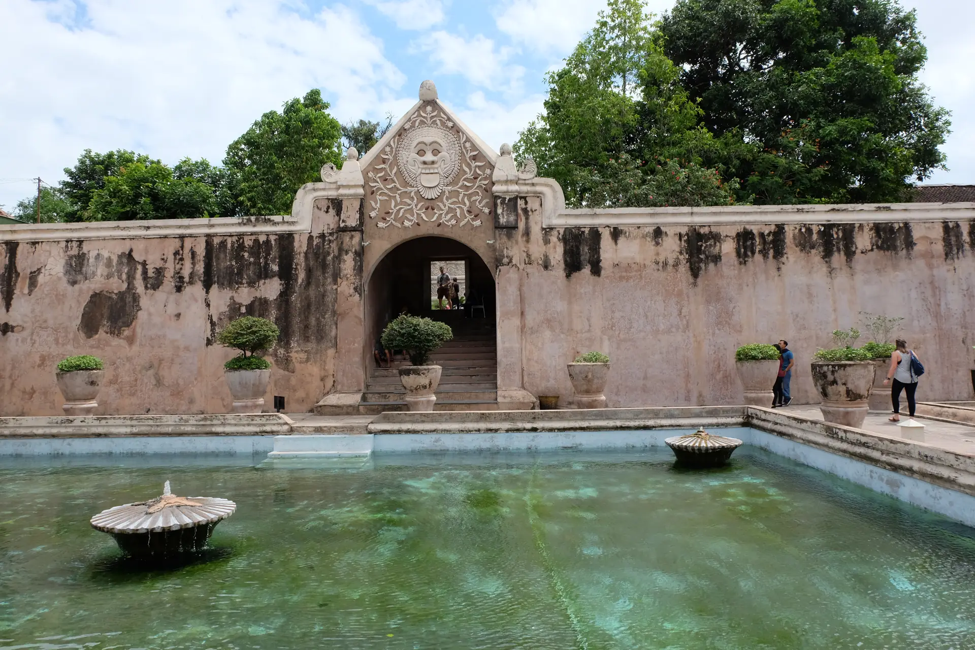 Kolam Umbul Pasiraman berair hijau dengan gapura berukir di Tamansari, Yogyakarta