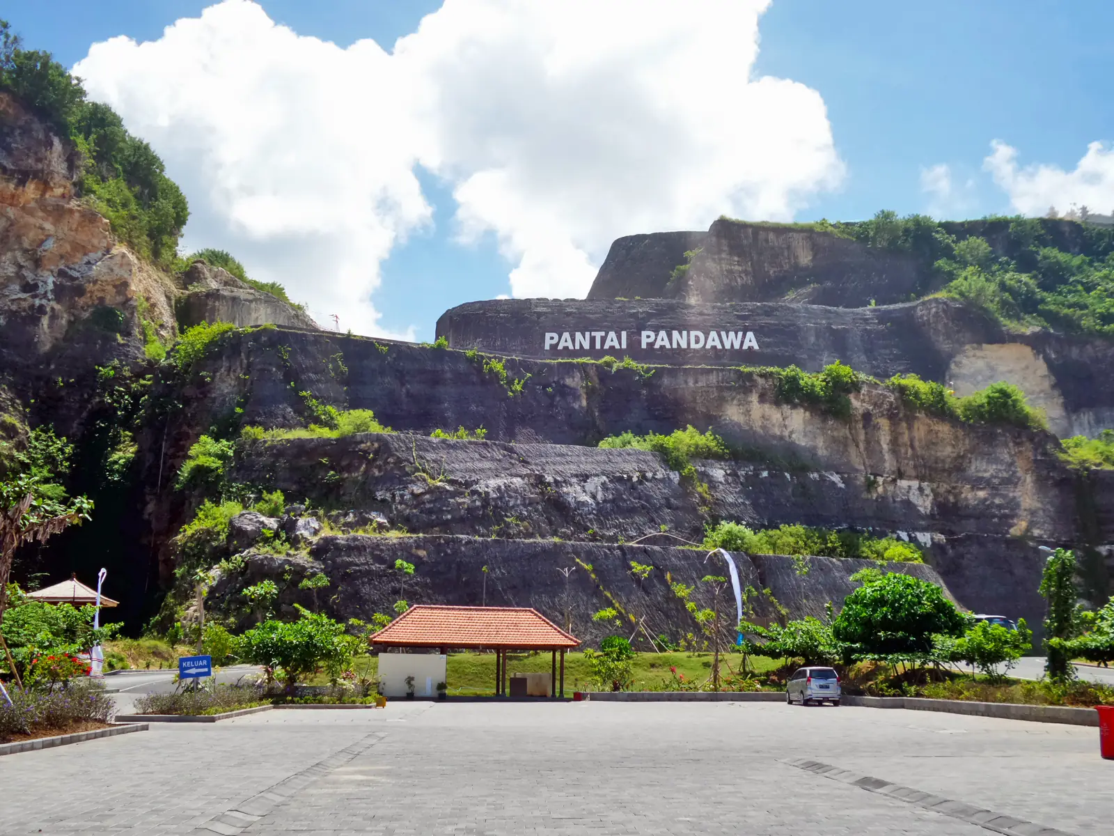 Tebing kapur bertuliskan Pantai Pandawa di jalan masuk Pantai Pandawa, Kuta Selatan, Badung