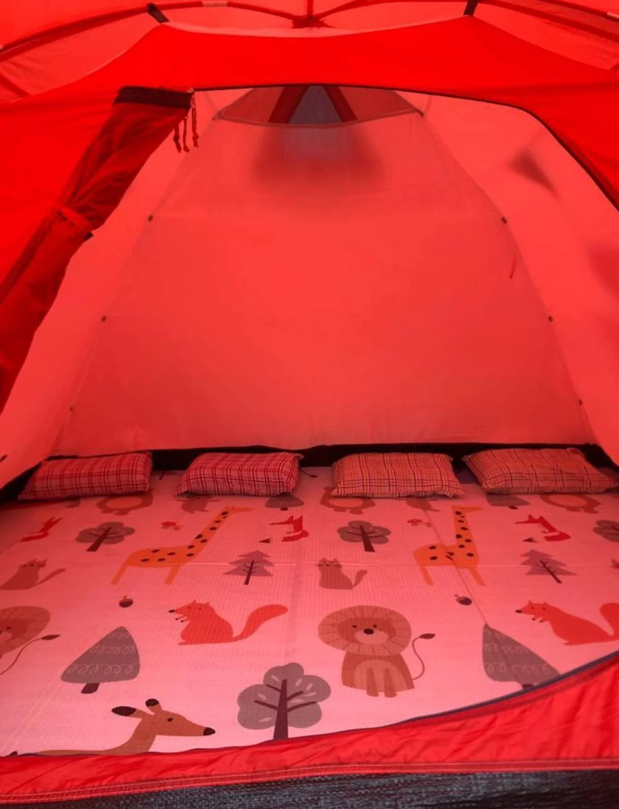 Bagian dalam paket Tenda Complete Goes Camp dengan kasur dan empat bantal