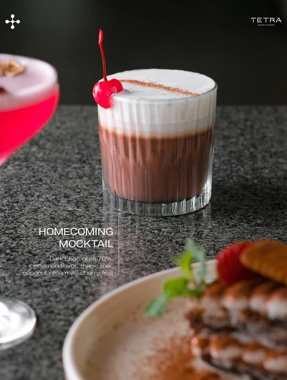 Mocktail cokelat dengan ceri dan kue di meja batu TETRA