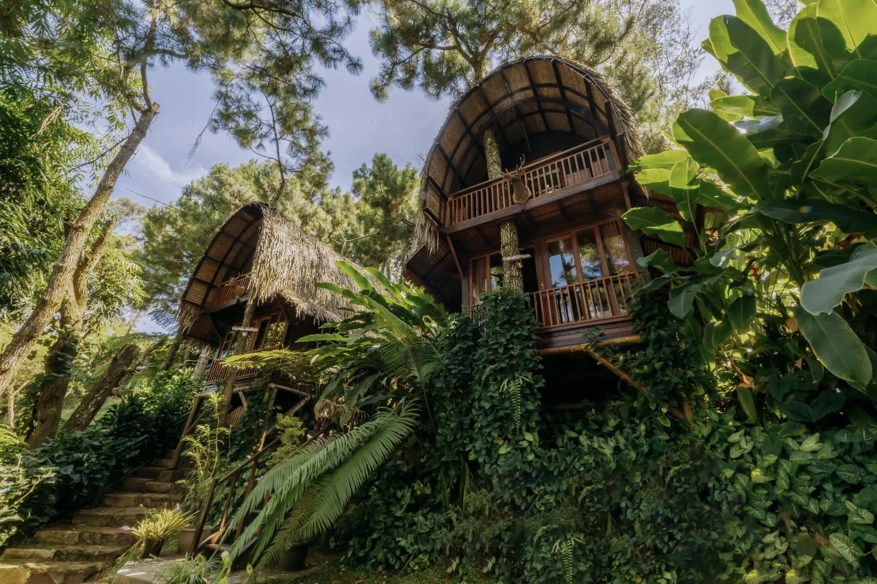 Rumah Pohon beratap ijuk dengan balkon kayu di The Lodge Maribaya Lembang