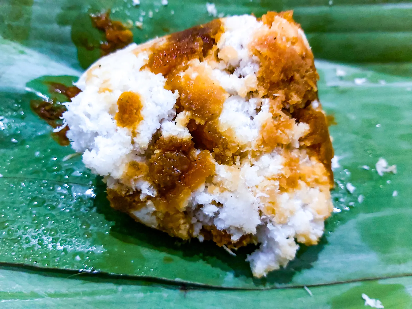 Thiwul manis bertabur kelapa parut dan gula merah di atas daun pisang