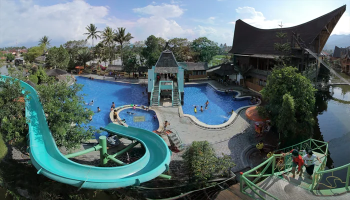 perosotan waterboom dan kolam renang Danau Dariza Resort Hotel Garut dari atas